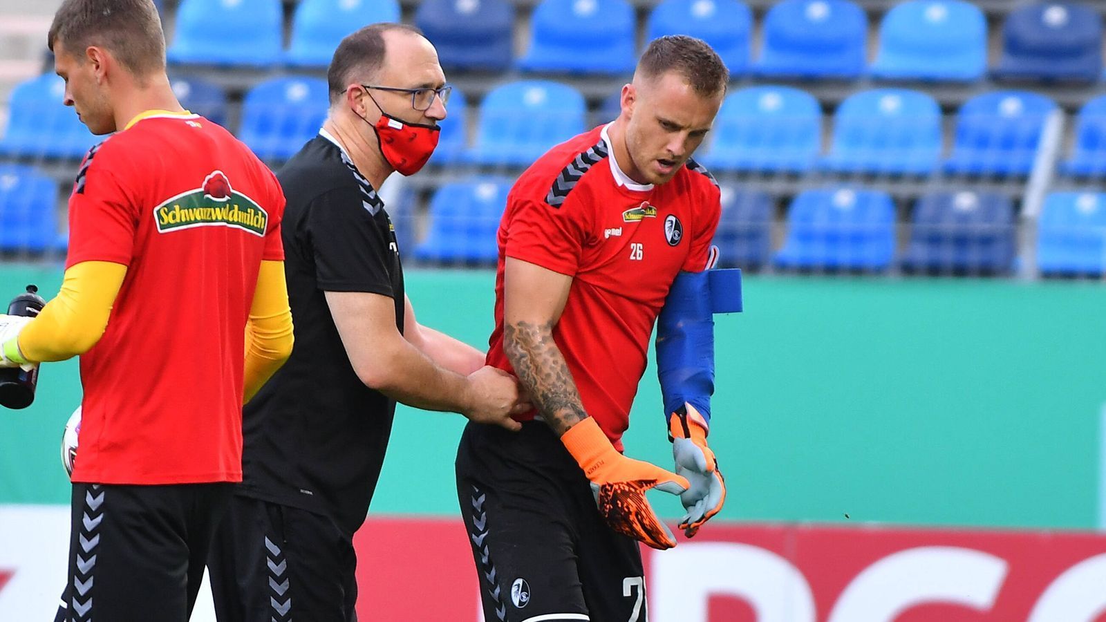 
                <strong>Mark Flekken (SC Freiburg)</strong><br>
                Viel unglücklicher hätte die bisherige Saison 2020/21 für Freiburgs Keeper Mark Flekken kaum laufen können. Er setzte sich in der Vorbereitung als Nummer 1 des Sport-Clubs durch und verletzte sich ausgerechnet beim Warmmachen vor der ersten DFB-Pokalrunde bei Waldhof Mannheim schwer. Der 27-jährige Niederländer fiel über ein halbes Jahr wegen einer Ellenbogenverletzung aus. Erst kürzlich gab er sein Comeback beim Testspiel der Freiburger während der Länderspielpause gegen Basel. Bitter für ihn: Nach seiner Ellenbogenverletzung hat Freiburg auf der Torhüter-Position noch einmal nachgebessert und Florian Müller von Mainz ausgeliehen. Dieser etablierte sich während Flekkens Abwesenheit als klare Nummer 1. So könnte Flekken trotz Genesung noch länger auf sein Saison-Debüt warten müssen.
              