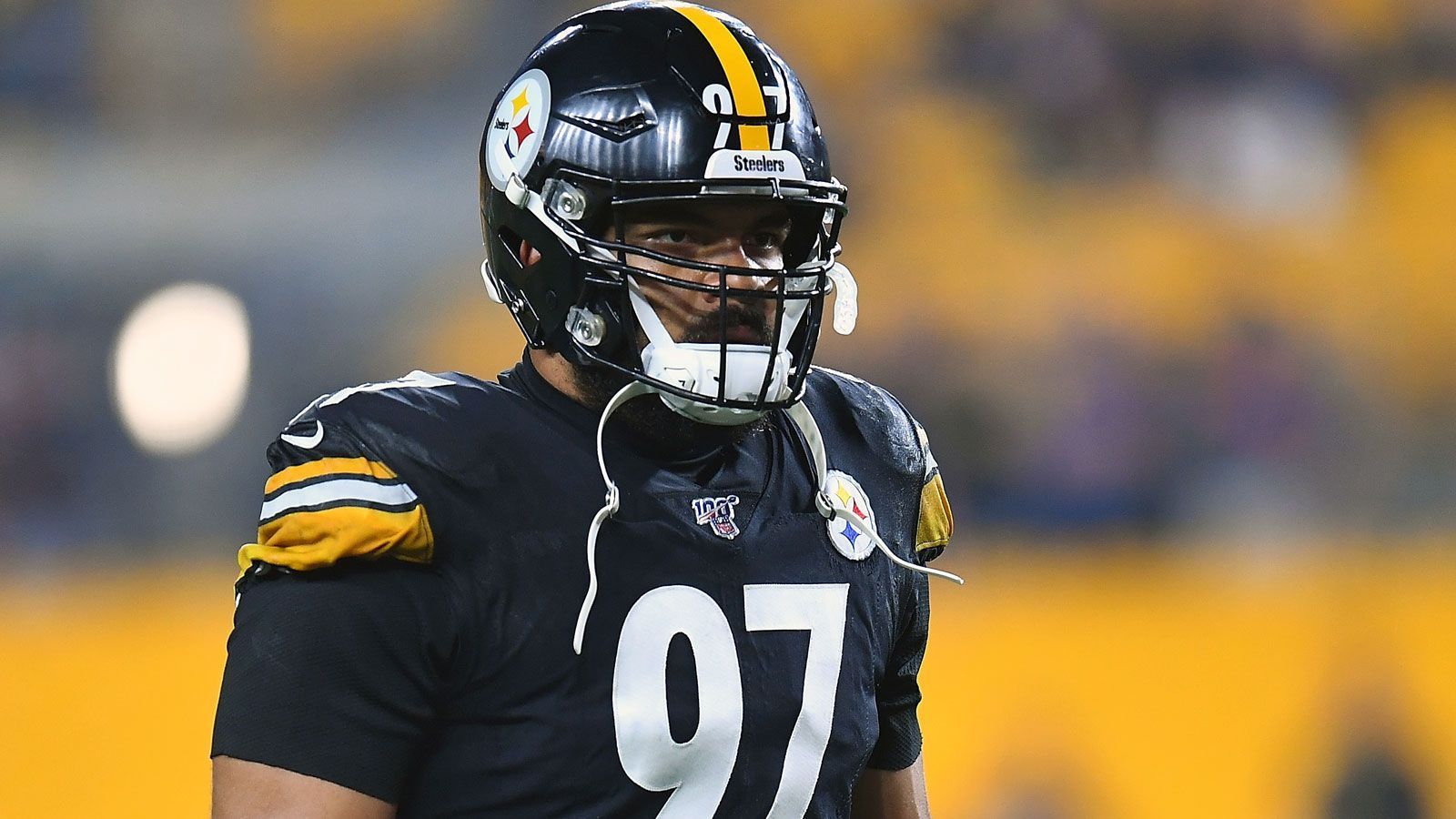 
                <strong>Cameron Heyward (Pittsburgh Steelers)</strong><br>
                Eine seiner besten Saisons hat Cameron Heyward hinter sich - wenn seine Stats den Pittsburgh Steelers auch nicht zum Einzug in die Playoffs verhalfen. 83 Tackles sind mit Abstand seine Bestleistung, dazu kamen neun Sacks, sechs verteidigte Pässe und einen Forced Fumble. Der D-Liner muss sich eben in Position bringen für einen neuen Vertrag. Der aktuelle bringt ihm über sechs Jahre 59,2 Millionen US-Dollar ein. 2017 und 2018 stimmte der dreimalige Pro Bowler jeweils zu, einen Teil davon in eine Bonuszahlung umzuwandeln, damit die Steelers mehr Cap Space zur Verfüng hatten. Ob für einen weiteren fetten Deal mit Heyward selbst genug Geld locker gemacht werden kann, wird sich zeigen müssen.
              