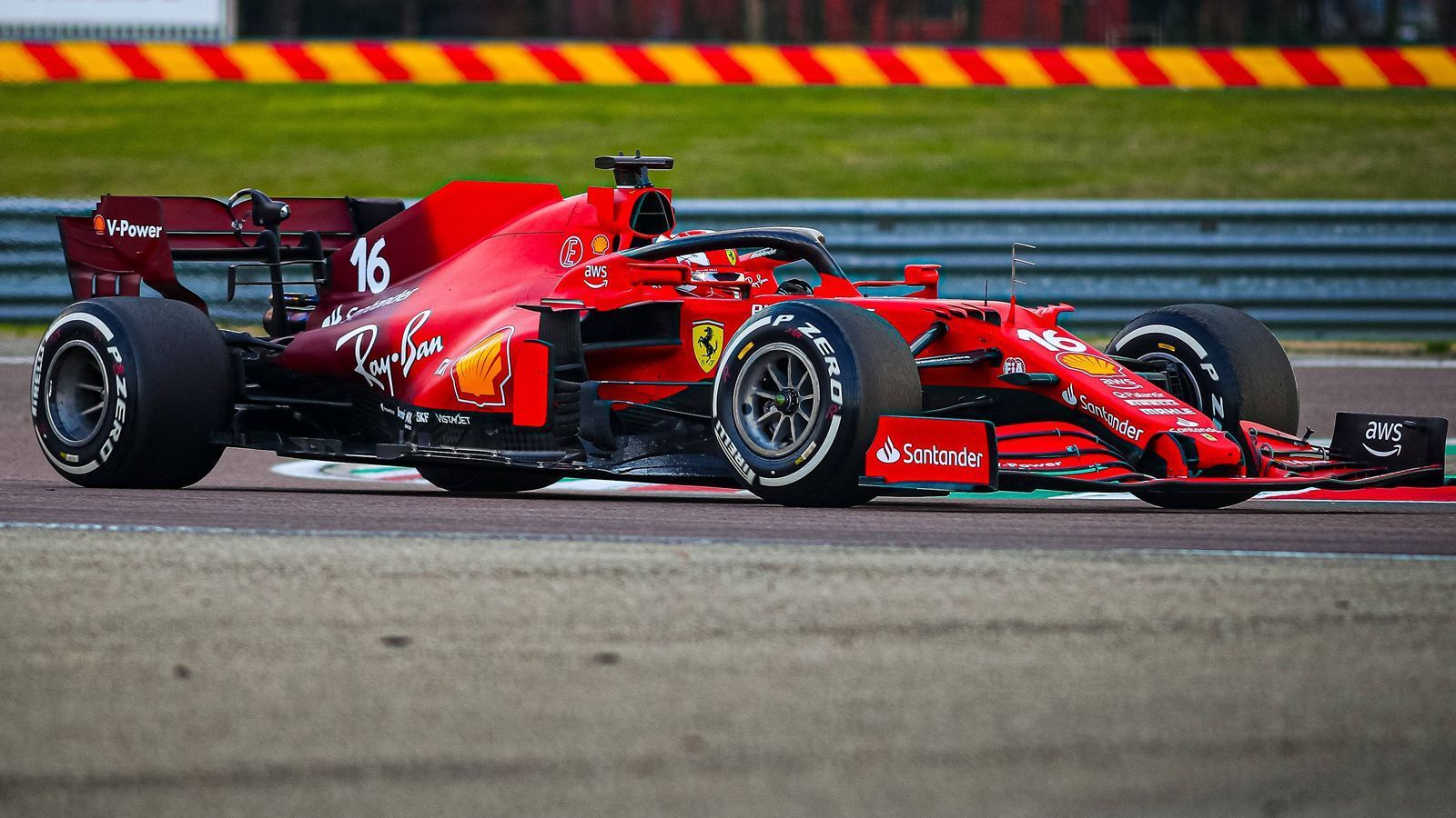 
                <strong>Ferrari</strong><br>
                Ferrari stellt weiterhin seine Motoren bis mindestens 2030 in Maranello selbst her und testet diese auch dort auf der eigenen Rennstrecke. Kaum auszudenken, wie sehr sich die Italiener in ihrem Stolz verletzt fühlen würden, wenn sie diese Arbeit in andere Hände geben würden. Der Rennstall beliefert dagegen sogar andere Teams. Aktuell fahren neben den Südeuropäern selbst auch Alfa Romeo und Haas mit Ferrari-Motoren. Mindestens einen dieser Kunden wird der Rennstall jedoch ab 2026 verlieren.
              