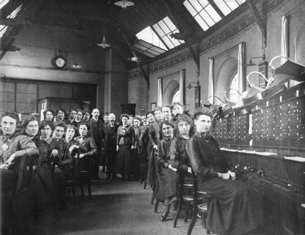 Eine Telefonvermittlungsstelle im Jahr 1915: Hier arbeiteten die Telefonistinnen.