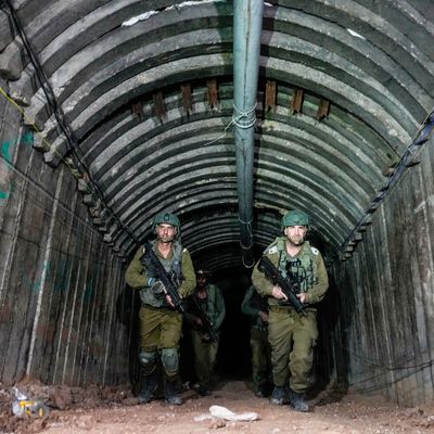 Archivaufnahme, 15. Dezember 2023, Palästinensische Gebiete, Gaza: Israelische Soldaten durchsuchen einen Tunnel im nördlichen Gazastreifen.