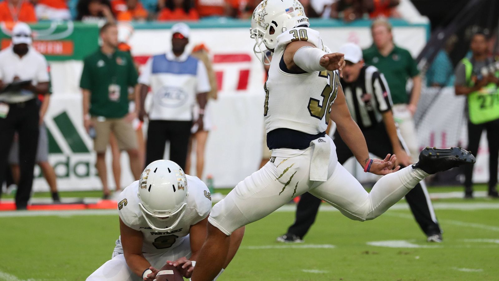 
                <strong>Kicker: Jose Borregales (Miami)</strong><br>
                Jose Borregales wird vielfach als der talentierteste Kicker des NFL Draft bezeichnet und hat demzufolge gute Chancen, gepickt zu werden. Der Kicker stammt aus Venezuela und kam mit seiner Familie im Alter von sechs Jahren in die Vereinigten Staaten. Drei Jahre spielte er für die FIU Panthers, letzte Saison für die Miami Hurricanes. Er verwandelte 98,2 Prozent seiner Extrapunkt-Versuche und 79,5 Prozent der Field Goals. Distanzschüsse von mindestens 50 Yards waren in sechs von sieben Fällen erfolgreich. Das längste Field Goal verwandelte er aus 57 Yards.
              