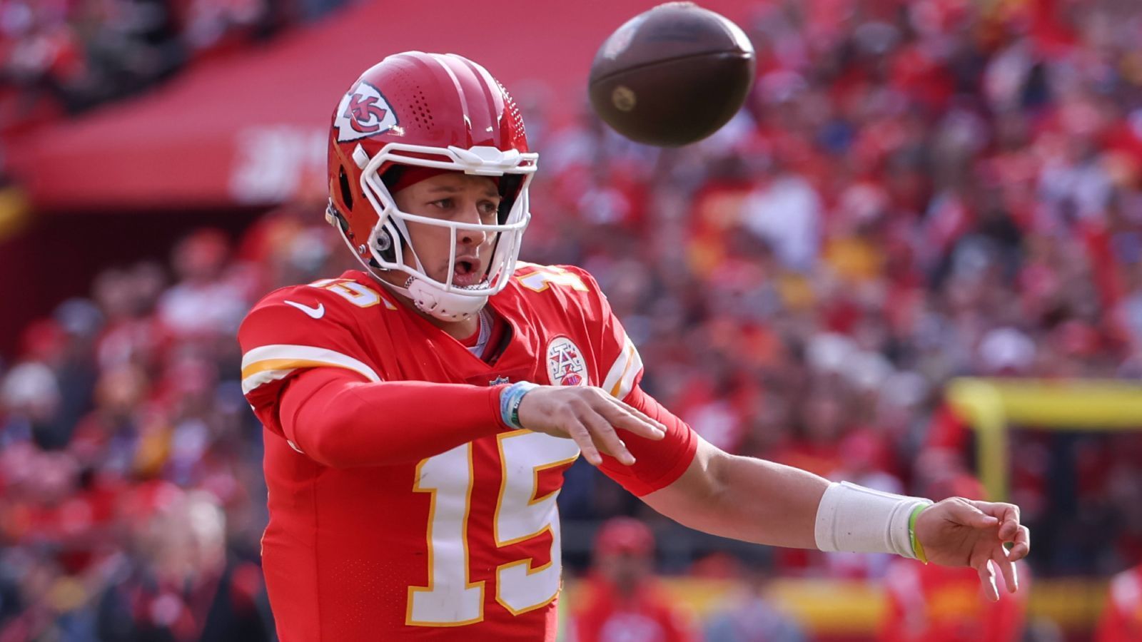 
                <strong>Passer Rating</strong><br>
                Diese Kategorie geht wiederum an Mahomes. In seiner Karriere kommt er auf ein Passer Rating von satten 105,7. Zur Erinnerung: Das Passer Rating ist eine Skalierung von 0 bis maximal 158,3, ein Wert von über 100 gilt als hervorragend. Dementsprechend ist auch Burrows Zahl von immerhin 100,4 herausstechend. Zudem sei gesagt: Burrow war in seiner Rookie-Saison Starter (89,8 Rating), Mahomes verbrachte seine Rookie-Saison auf der Bank hinter Alex Smith, ein entscheidender Vorteil, was diese Statistik anbelangt.
              