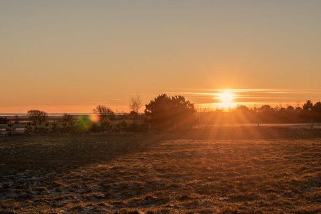 Sonnenuntergang über der Insel Sylt. Die Bauernregel besagt: "Abendrot - Schönwetterbot".