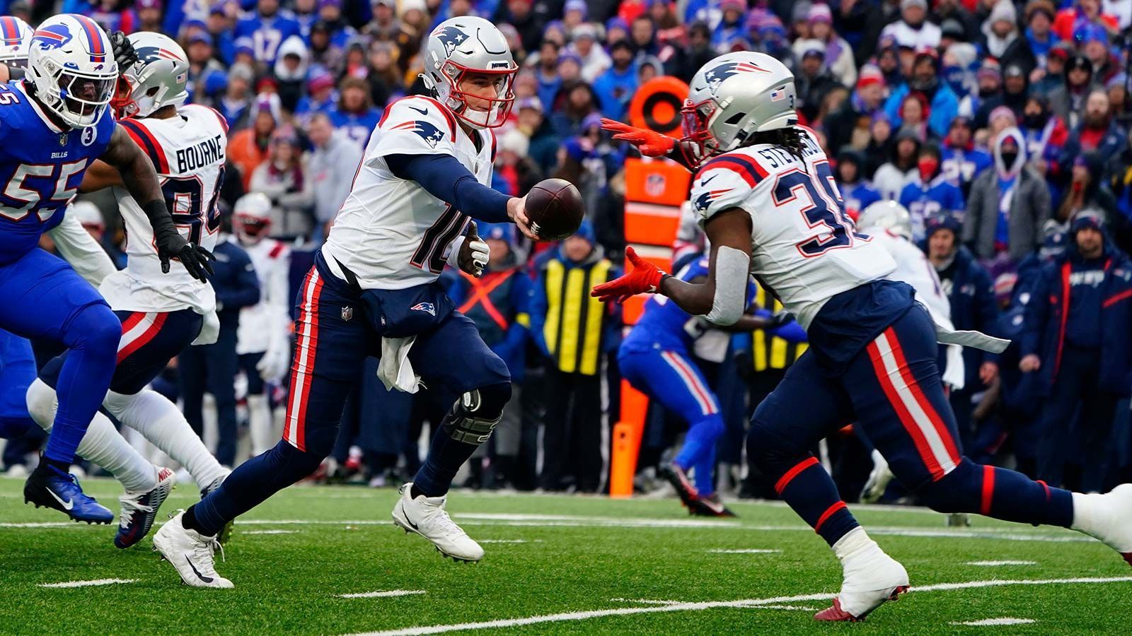 
                <strong>New England Patriots – Running Back</strong><br>
                Insbesondere vergangenes Jahr war die Offensive der New England Patriots eine der Lachnummern der NFL. In diesem Jahr steht mit Bill O'Brien wenigstens wieder ein echter Offensive Coordinator an der Seitenlinie. Trotzdem ist die Situation bei den Running Backs problematisch. James Robinson wurde bei den Jacksonville Jaguars für Travis Etienne Jr. vom Hof gejagt und Rhamondre Stevenson kam in New England nur aufgrund einer Verletzung an dem abgewanderten Damien Harris vorbei. Es wird sich zeigen müssen, ob die Patriots kommende Saison den Ball laufen können.
              