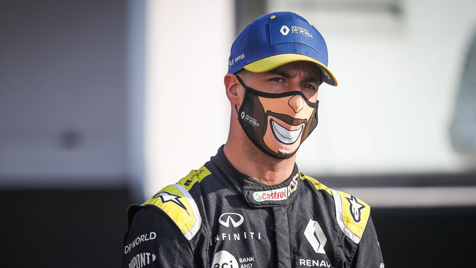
                <strong>Daniel Ricciardo (Renault)</strong><br>
                Seinen Teamkollegen Esteban Ocon beherrscht er locker. Er sorgt zudem mit seinem ersten von zwei Podestplätzen dafür, dass sich Renault-Teamchef Cyril Abiteboul ein Tattoo stechen lassen muss. Auch sein berühmter "Shoey-Jubel" kehrt endlich zurück. Dafür kehrt der Australier den Franzosen den Rücken: Er fährt 2021 für McLaren. ran.de-Note: 3
              