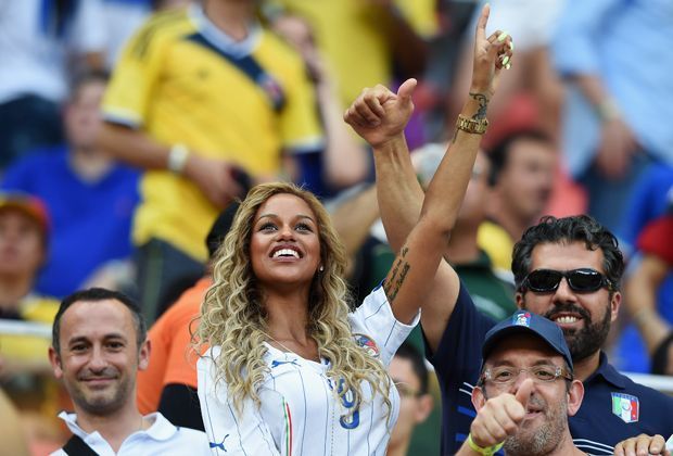 
                <strong>Fanny Neguesha</strong><br>
                Fanny Neguesha, die frisch Verlobte von Mario Balotelli, war beim ersten Spiel der Italiener bei der WM in Brasilien im Stadion von Manaus.
              