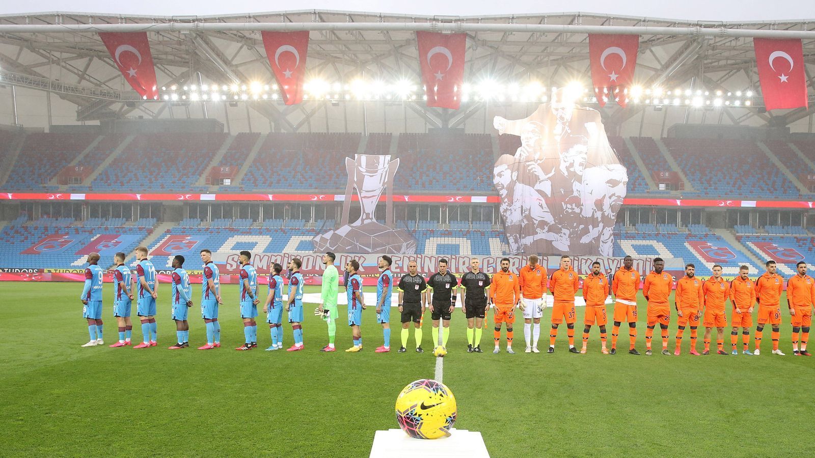
                <strong>Süper Lig</strong><br>
                Richtig hoch her geht es im türkischen Titelrennen: Sieben Spieltage vor Schluss haben noch vier Teams Chancen auf die Meisterschaft. An der Spitze steht Trabzonspor punktgleich mit Istanbul Basaksehir (beide im Bild). Sivasspor, das im Saisonverlauf lange an der Spitze stand, folgt vier Zähler dahinter. Galatasaray als Vierter hat sechs Punkte Rückstand auf die Spitze, kann also durchaus noch in den Titelkampf eingreifen.
              