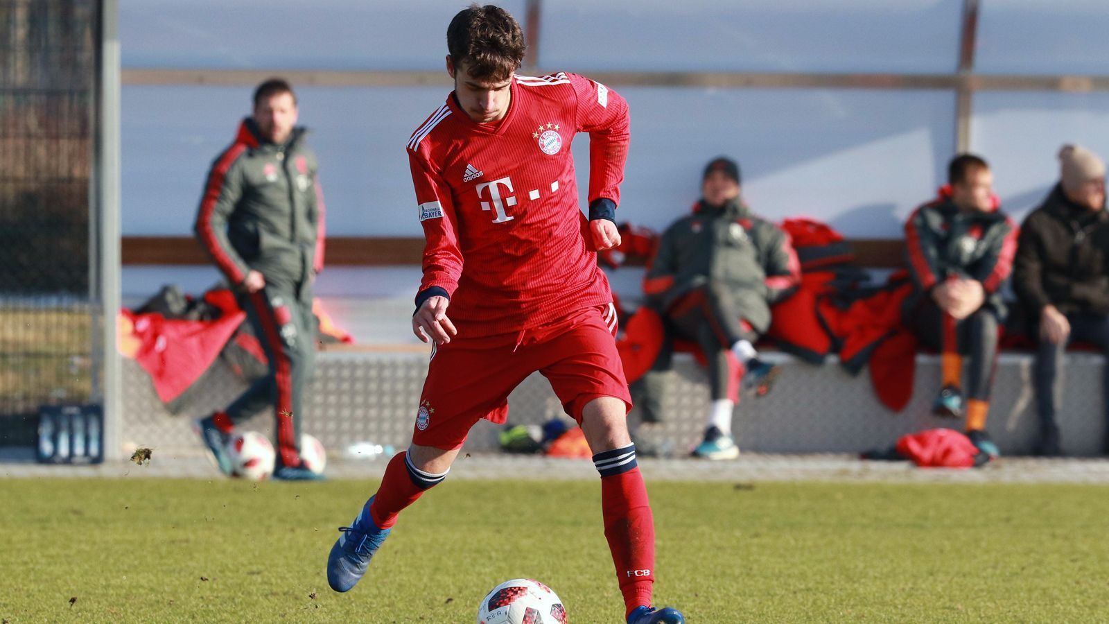 
                <strong>Daniel Jelisic (Linzer ASK)</strong><br>
                Wie unschwer zu erkennen ist, wurde Daniel Jelisic vor seinem Wechsel zum Linzer ASK beim FC Bayern München ausgebildet. Der 19-jährige Deutsch-Bosnier soll nun in Linz behutsam aufgebaut werden, spielt derzeit in der zweiten Mannschaft, dem FC Juniors Oberösterreich, die in der zweithöchsten Spielklasse Österreichs aufläuft. Für einen möglichen Durchbruch beim Europa-League-Teilnehmer aus Linz hat Mittelfeldspieler Jelisic auf jeden Fall noch jede Menge Zeit, denn sein Vertrag läuft bis 2022. Einen Titel hat der gebürtige Münchner auch schon in seiner Vita, mit der B-Jugend der Bayern wurde er 2017 deutscher Meister. 
              