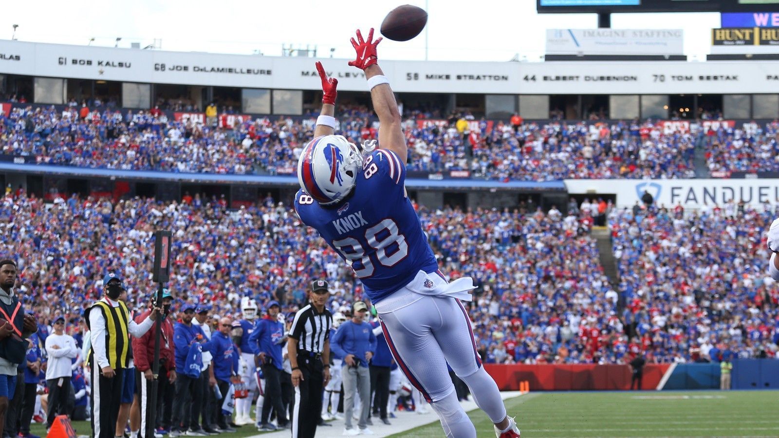 <strong>Buffalo Bills: Dawson Knox (Tight End)<br></strong><strong>Vertragdetails</strong>: 3 Jahre, 29,5 Millionen US-Dollar<br>Spätestens seit der Ankunft von Dalton Kincaid erscheint der Vertrag von Dawson Knox etwas überzogen. Der 28-Jährige ist ein solider Allrounder, aber seine Rolle und seine Fähigkeiten sind nicht knapp zehn Millionen pro Saison wert.