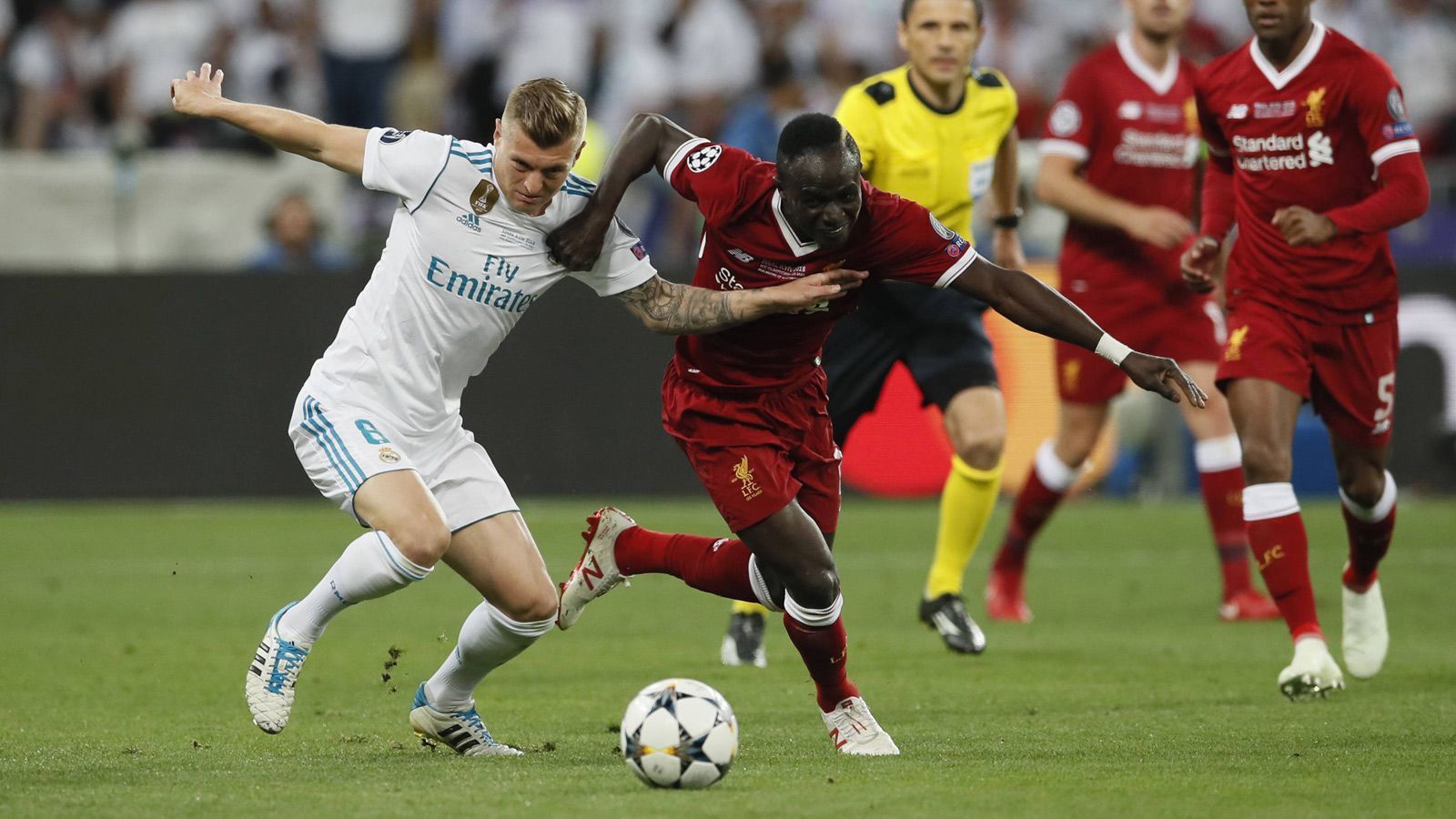 
                <strong>Toni Kroos (Real Madrid)</strong><br>
                Seine erste auffällige Szene nach zwölf Minuten ist eine Grätsche gegen Mane - für den Ballstreichler total untypisch, Auch ansonsten agiert er ungewohnt fahrig, beweist aber dennoch seinen Wert für das Team. ran-Note: 4
              