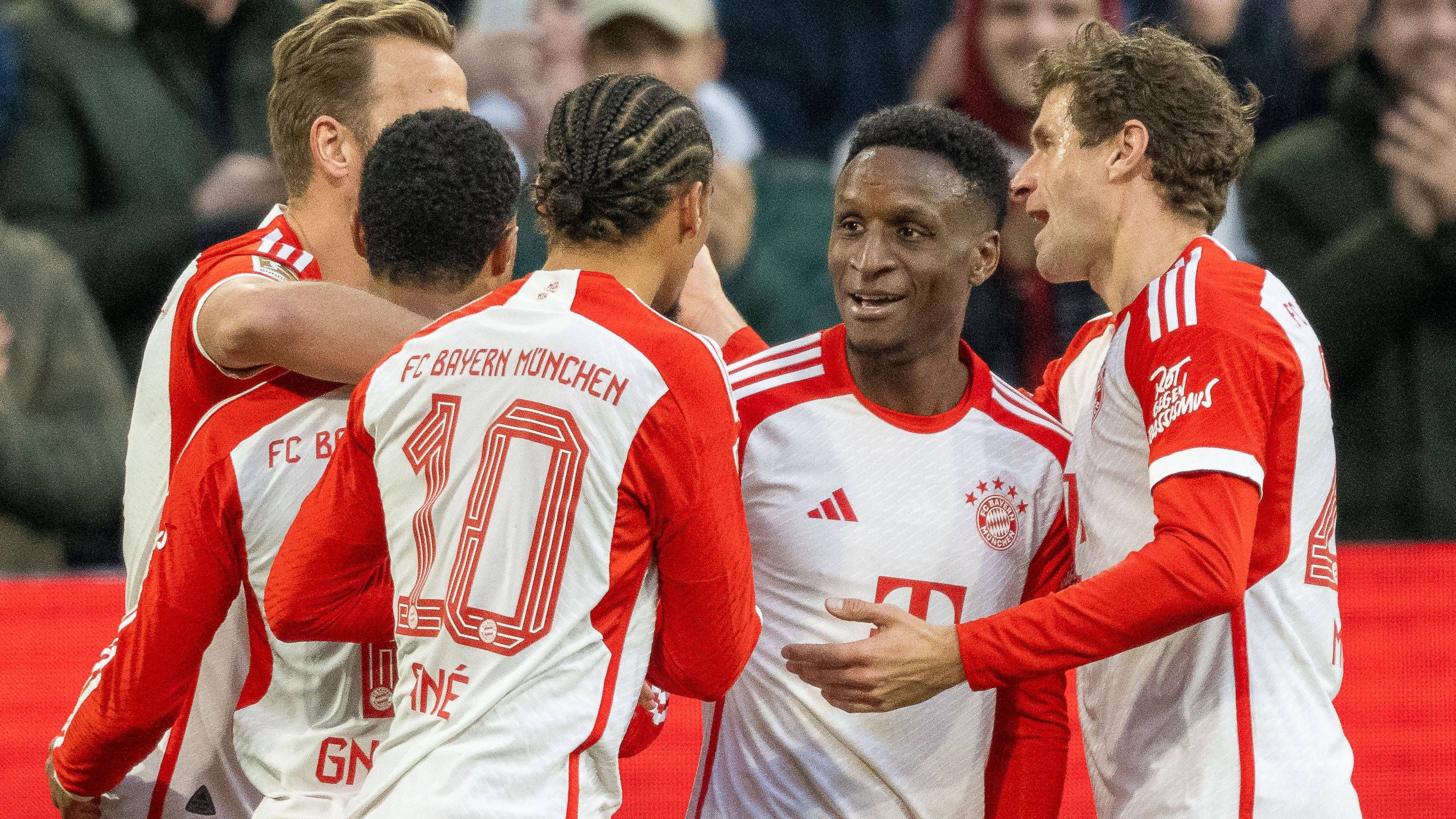 <strong>Bayern-Zittersieg gegen Heidenheim: Die Noten</strong><br>Der FC Bayern feiert nach souveräner erster Stunde und zwischenzeitlicher Schwächephase einen 4:2 (2:0)-Heimsieg gegen Aufsteiger 1. FC Heidenheim und rückt damit zumindest vorübergehend an die Bundesliga-Tabellenspitze. Die Noten und Einzelkritik der Bayern.