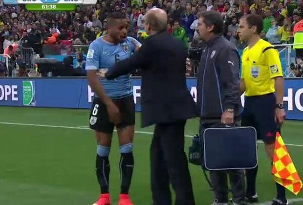 
                <strong>Hart, härter, Alvaro Pereira</strong><br>
                Doch nicht mit Pereira, dem alten Eisen-Schädel! Er diskutierte so lange mit dem uruguayischen Betreuer-Stab, bis er endlich weiterspielen durfte. Wir sagen: Respekt, Alvaro Pereira! 
              