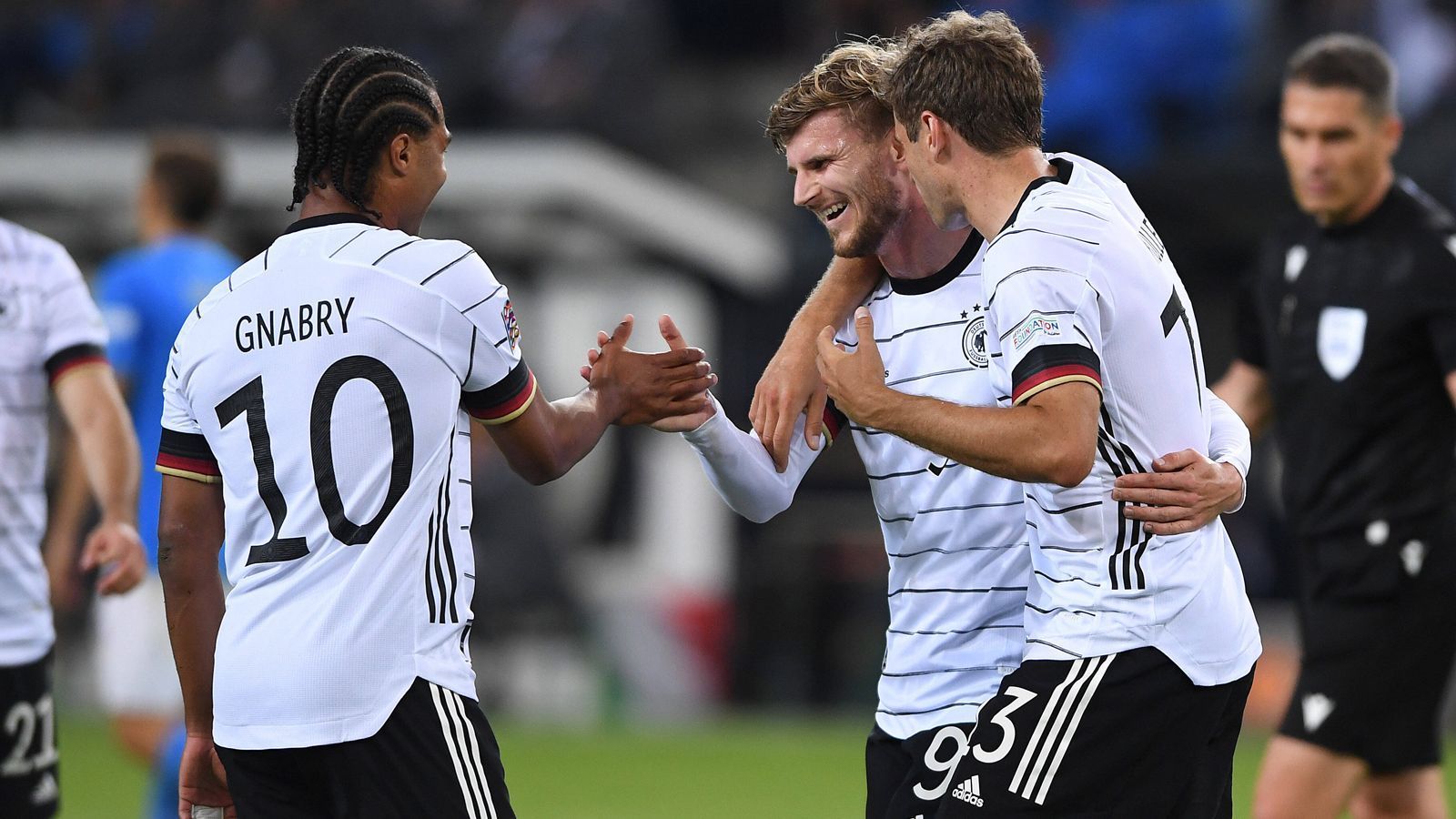 
                <strong>Einzelkritik des DFB-Teams beim Nations-League-Spiel gegen Italien</strong><br>
                Die deutsche Nationalmannschaft hat sich gegen eine neu formierte italienische Nationalmannschaft am vierten Spieltag der Nations League den Frust der jüngsten drei Remis von der Seele geschossen. Wir haben das DFB-Team beim 5:2 benotet.
              