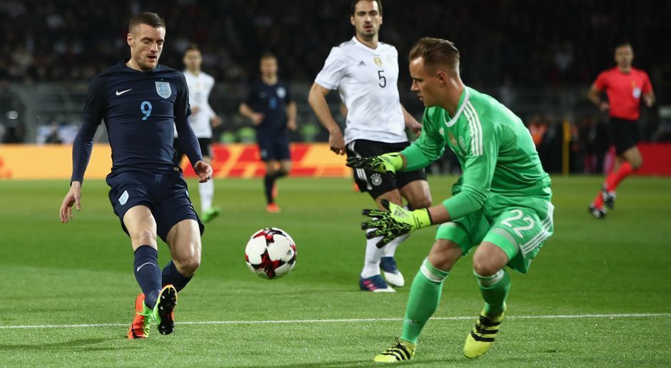 
                <strong>Marc-Andre ter Stegen</strong><br>
                Bevorzugte es zumeist, das Spiel von hinten aufzubauen. Anstatt mit technisch versiertem Klein-Klein den am nächsten postierten Nebenmann zu suchen, hätte er Podolski besser mit langen Bällen füttern sollen. Aber: Der Barca-Keeper hielt sonst ganz stark und damit die Null für Poldi fest. ran-Note: 3+
              