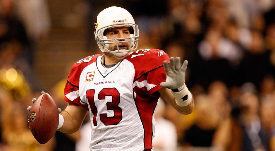 
                <strong>Kurt Warner (Quarterback)</strong><br>
                Den Sprung in die NFL machte Kurt Warner erst mit 27 Jahren. Zuvor war der Quarterback im Arena Football und in der NFL Europe in Amsterdam unterwegs. Mit den St. Louis Rams gewann Warner 1999 den ersten Super Bowl der Teamgeschichte und wurde anschließend zum Super Bowl MVP gewählt. Seine 414 Passing Yards im Super Bowl knackte erst Tom Brady im Super Bowl LI. Insgesamt spielte Warner von 1998 bis 2009 in der NFL.
              