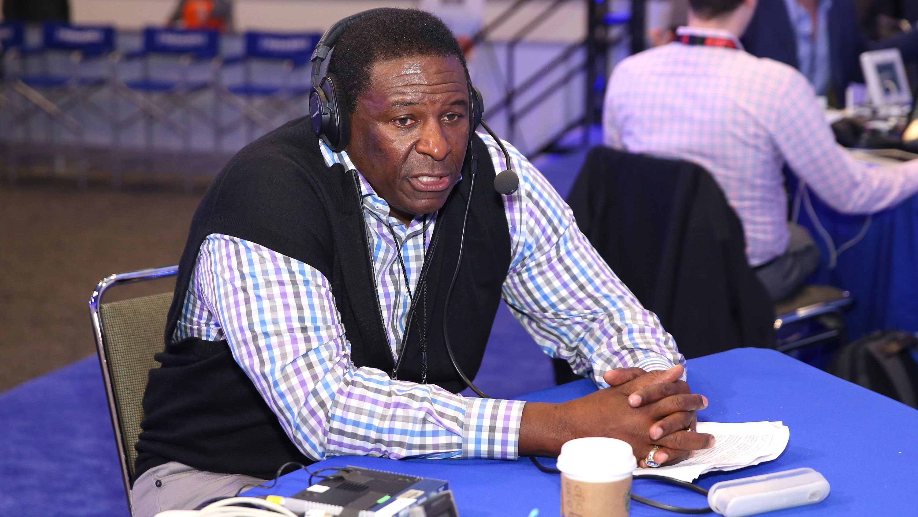 
                <strong>Jackie Slater (NFL Hall-of-Famer)</strong><br>
                Eigentlich sollte die Sache hier klar sein. Jackie Slater hat 20 Jahre lang einzig und allein für die Los Angeles Rams gespielt und hat es nach seiner Karriere in die Hall of Fame geschafft. Trotzdem drückt er den New England Patriots die Daumen. Warum? Weil sein Sohn, Matthew Slater, der Special-Teams-Kapitän der Patriots ist und Jackie in erster Linie seinem Sohn die Daumen drückt. "Ich bin sein Sohn, er wird immer hinter mir stehen und will sehen, dass ich immer mein Bestes gebe und erfolgreich bin. Am kommenden Wochenende heißt das nun mal, dass die Patriots gewinnen müssen, auch wenn es gegen sein altes Team geht", so Matthew Slater.
              