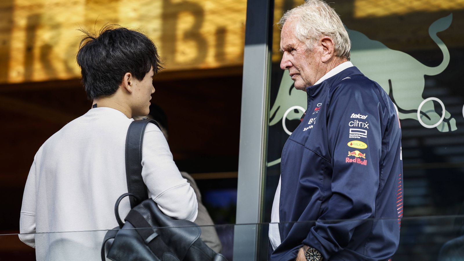 
                <strong>Yuki Tsunoda (AlphaTauri)</strong><br>
                Immerhin, von Yuki Tsunoda blieb in den vergangenen Jahren Einiges hängen, nur leider wenig sportliches. Vor allem seine Ausraster am Funk sind berüchtigt und haben Helmut Marko bereits das ein oder andere Mal auf den Plan gerufen. Tsunoda hatte bereits mehr als eine ernste Unterredung mit dem Österreicher deshalb.
              