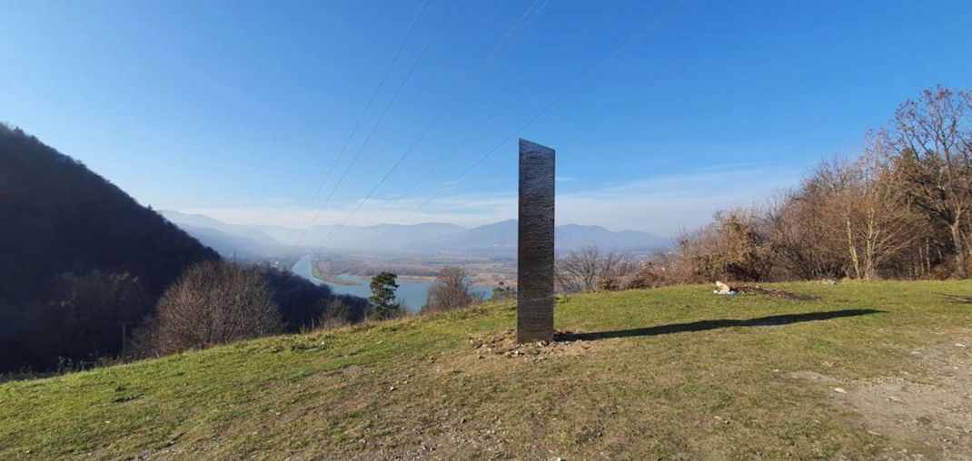 2020 tauchten überall Monolithen auf, so auch in Rumänien. Nun stieß ein Wanderer in Wales auf ein weiteres Exemplar.