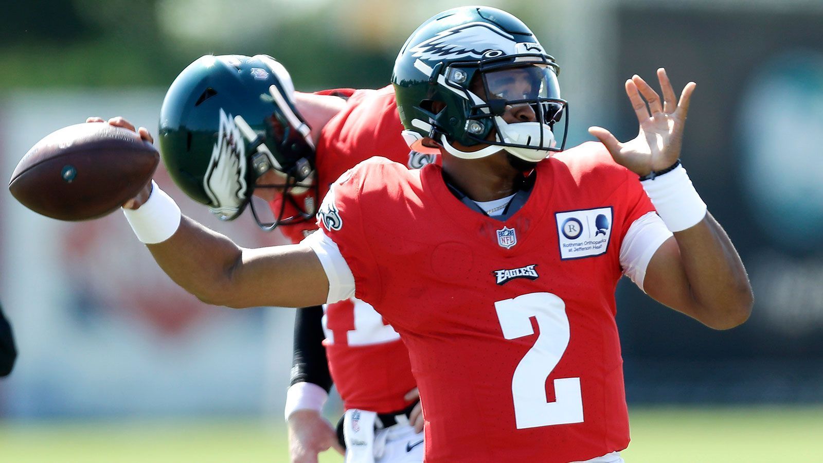 
                <strong>Jalen Hurts (Philadelphia Eagles - Quarterback)</strong><br>
                Kluge Entscheidungen, professionelle Arbeitsweise und Athletik - Jalen Hurts, der neue Quarterback der Philadelphia Eagles, wird in den Anfangstagen der Preseason mit Lob überschüttet. Kann er mit Wentz um den Job des Starting-Quarterbacks kämpfen?
              