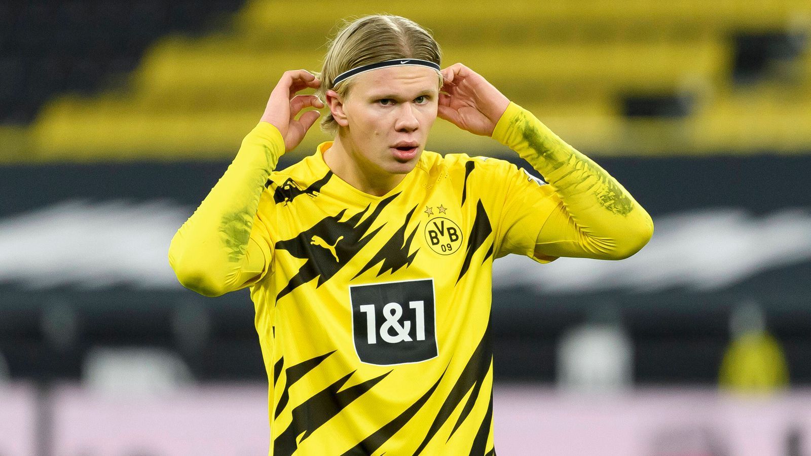 
                <strong>Erling Haaland</strong><br>
                Der BVB schafft es fast nie, Haaland mit Tempo und Dynamik in die Tiefe zu schicken – wie nach wenigen Minuten, als Hradecky ihm den Ball im letzten Moment klaut. Nur acht Ballaktionen in Durchgang eins! Als Wand- und Kombinationsspieler mit einigen brauchbaren Aktionen, aber zu selten in Szene gesetzt. Wird in der 64. Minuten aus aussichtsreicher Position abgeblockt. ran-Note: 4
              