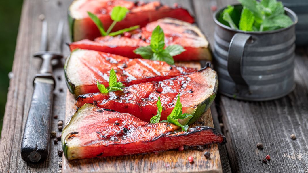 Auch wenn es erstmal komisch klingt, lohnt es sich das leckere Obst einmal auf den Grill zu werfen. Das Raucharoma schmeckt einfach toll!.