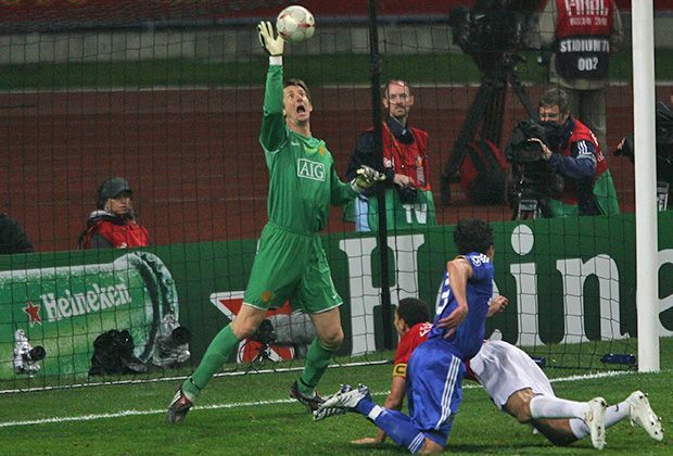 
                <strong>Edwin van der Sar (Niederlande)</strong><br>
                Platz 9: Der Niederländer spielte sechs Jahre auf konstant hohem Niveau bei Manchester United und hielt (im Bild gegen Michael Ballack) den Champions-League-Titel 2008 fest. Van der Sar stand 130-mal im Tor der Elftal.
              