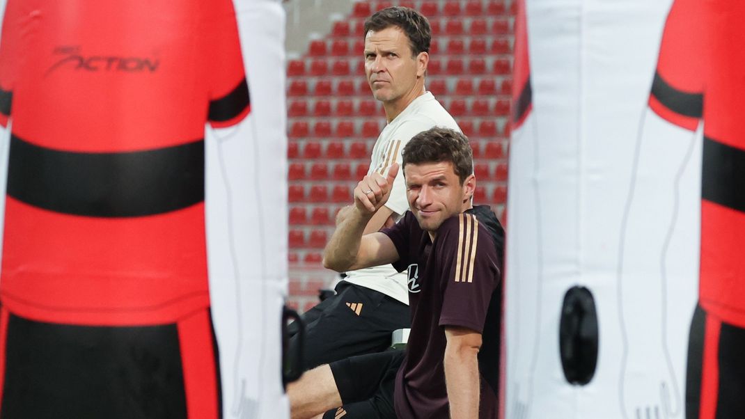 Spieler Thomas Müller (vorne) und DFB-Direktor Oliver Bierhoff.