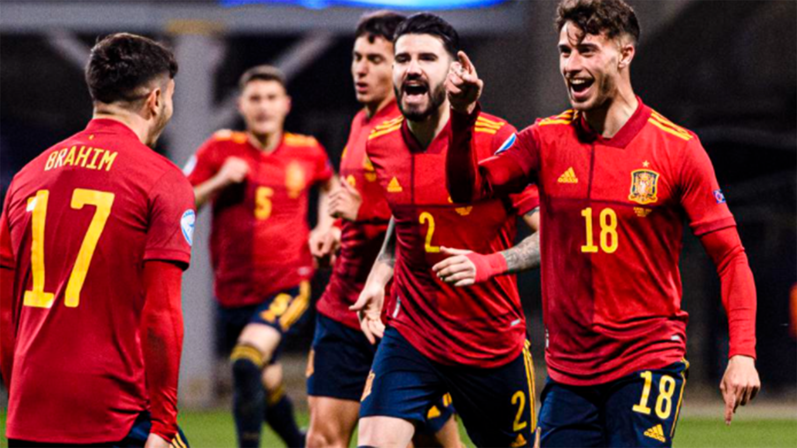 
                <strong>Platz 2: Spanien</strong><br>
                Die Spanier kamen ungeschlagen durch die Vorrunde und wussten spielerisch zu gefallen. Einzig gegen Italien reichte es nur zu einem Remis (0:0), die anderen beiden Partien wurden gewonnen. "Die Spanier sind immer gut und als amtierender Europameister natürlich auch einer der Favoriten", schätzt Adler die Chancen der Iberer ein. Nächster Gegner der Mannschaft von Coach Luis de la Fuente ist Kroatien.
              