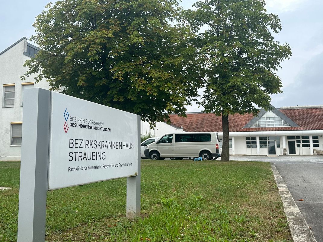 Vier Straftäter sind aus der Psychiatrie in Straubing geflohen.