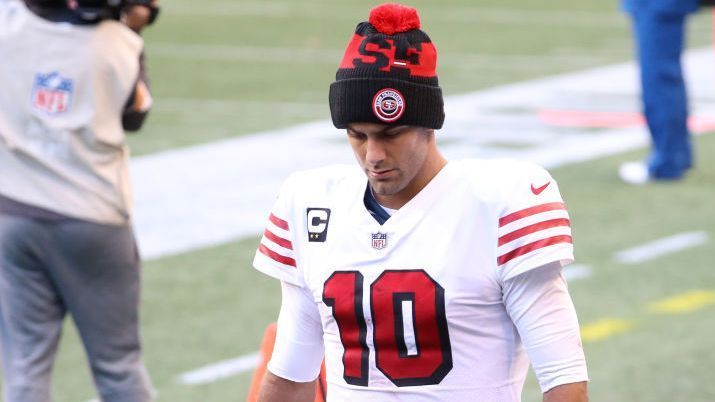 
                <strong>Verlierer: Jimmy Garoppolo (San Francisco 49ers)</strong><br>
                Ähnlich wie bei den Eagles ist es bei Jimmy Garoppolo, nur in kürzerem Zeitraum. Gerade ein Jahr ist es her, dass die San Francisco 49ers im Super Bowl standen und Garoppolo der Heiland in Santa Clara war. In der Saison 2020 jedoch schwankten Garoppolos Leistungen so wie sein Gesundheitszustand. Im Frühling können die 49ers Garoppolo für nur 2,8 Millionen US-Dollar entlassen und laut Insidern erkundigte sich die Franchise aus Kalifornien bereits bei möglichen Nachfolgern.
              