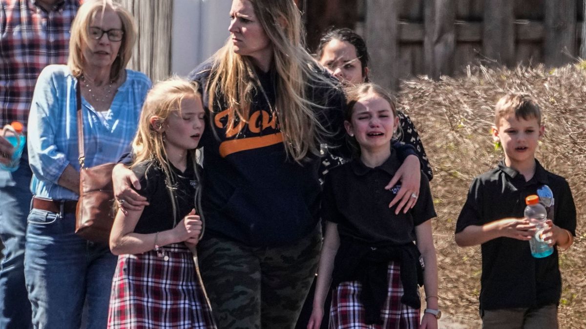 Kinder und eine Frau nach Schüssen an einer Grundschule in Nashville im US-Bundesstaat Tennessee