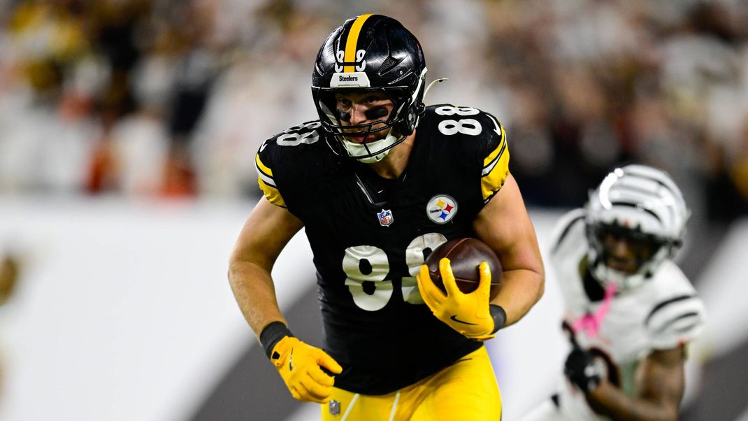 October 16, 2025, Cincinnati, Ohio, USA: Pittsburgh Steelers tight end Pat Freiermuth 88 runs with the ball during the second half of an NFL, American Football Herren, USA football game against the Cincinnati Bengals in Cincinnati Thursday, Oct. 16, 2025. Cincinnati USA - ZUMAm282 20251016_zsp_m282_032 Copyright: xBrianxMackx