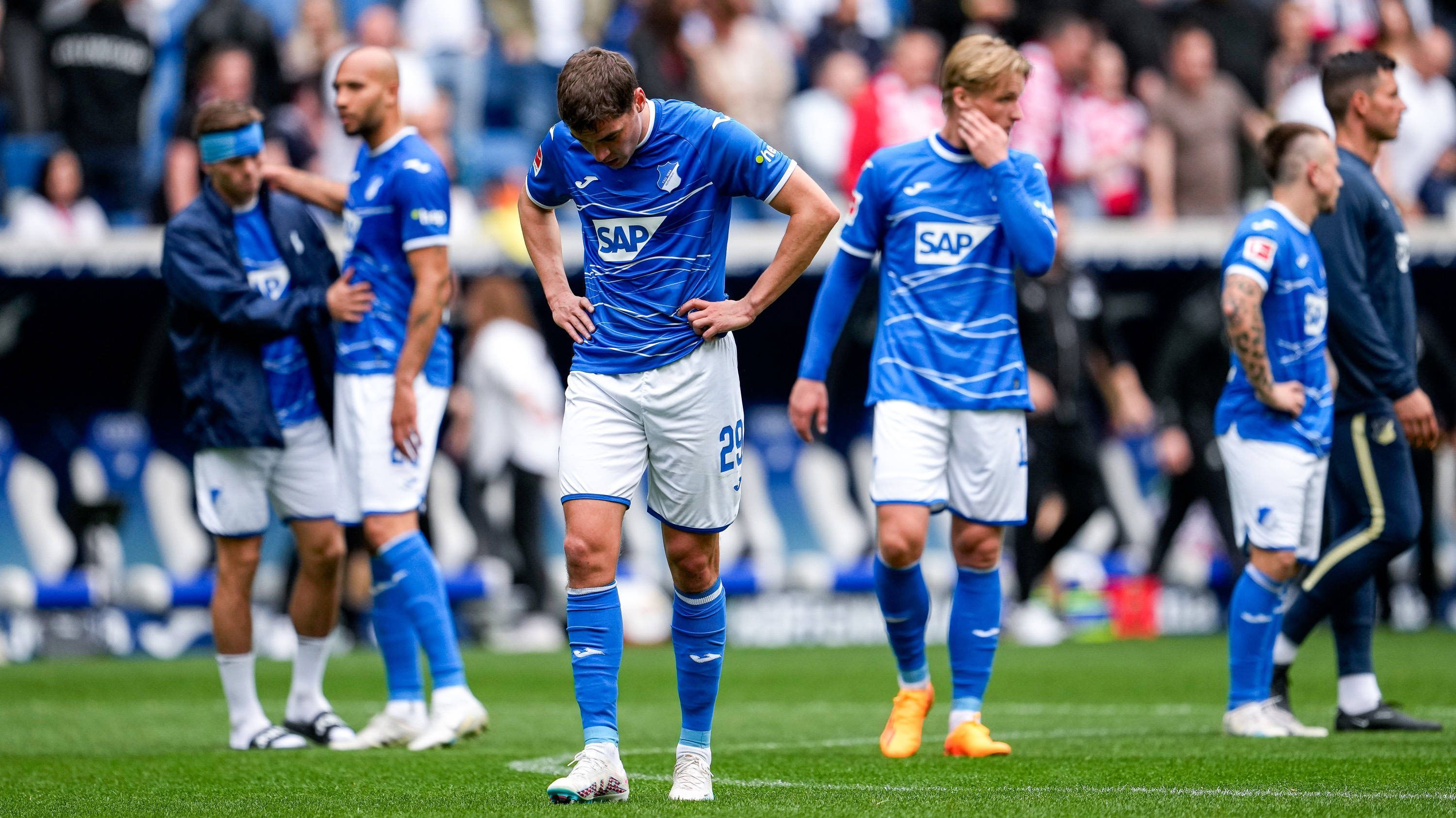 
                <strong>Verlierer: TSG Hoffenheim</strong><br>
                Nach zuletzt vier Spielen ohne Niederlage - darunter auch das Remis gegen die Bayern - erlitt die TSG beim 1:3 gegen Köln einen Rückschlag im Kampf gegen den Abstieg. Dabei hätte das Team von Pellegrino Matarazzo mit drei Punkten einen großen Befreiungsschlag landen und ein Sieben-Punkte-Polster auf den Relegationsplatz aufbauen können.
              