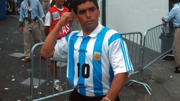 
                <strong>Diego Maradona</strong><br>
                Diego Maradona, der während der Weltmeisterschaft 1986 mit "der Hand Gottes" ein Tor erzielt, hat hier vielleicht ein paar Pfunde zu viel auf den Rippen. Der Argentinier beendet 1996 seine Karriere als aktiver Fußballer und startet eine Laufbahn als Trainer.
              