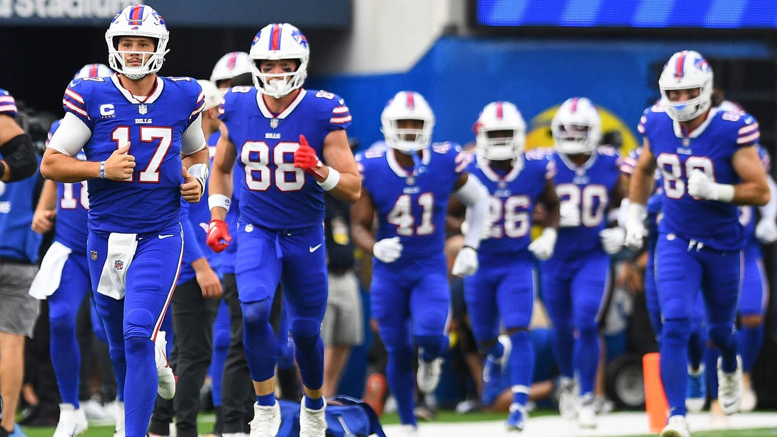 
                <strong>Buffalo Bills</strong><br>
                &#x2022; Runde 1 (Trade mit Giants und Jaguars): 25. Pick: Dalton Kincaid, Tight End, Utah<br>&#x2022; Runde 2: 59. Pick: O'Cyrus Torrence, Guard, Florida Gators<br>&#x2022; Runde 3: 91. Pick: Dorian Williams, Linebacker, Tulane Green Wave<br>&#x2022; Runde 5 (Trade mit Commanders): 150. Pick: Justin Shorter, Wide Receiver, Florida<br>&#x2022; Runde 7 (Trade mit Jets, Buccaneers, Texans, Eagles und Texans): 230. Pick: Nick, Broeker, Offensive Guard, Ole Miss<br>&#x2022; Runde 7 (via Trade): 252. Pick: Alex Austin, Cornerback, Oregon State<br>
              