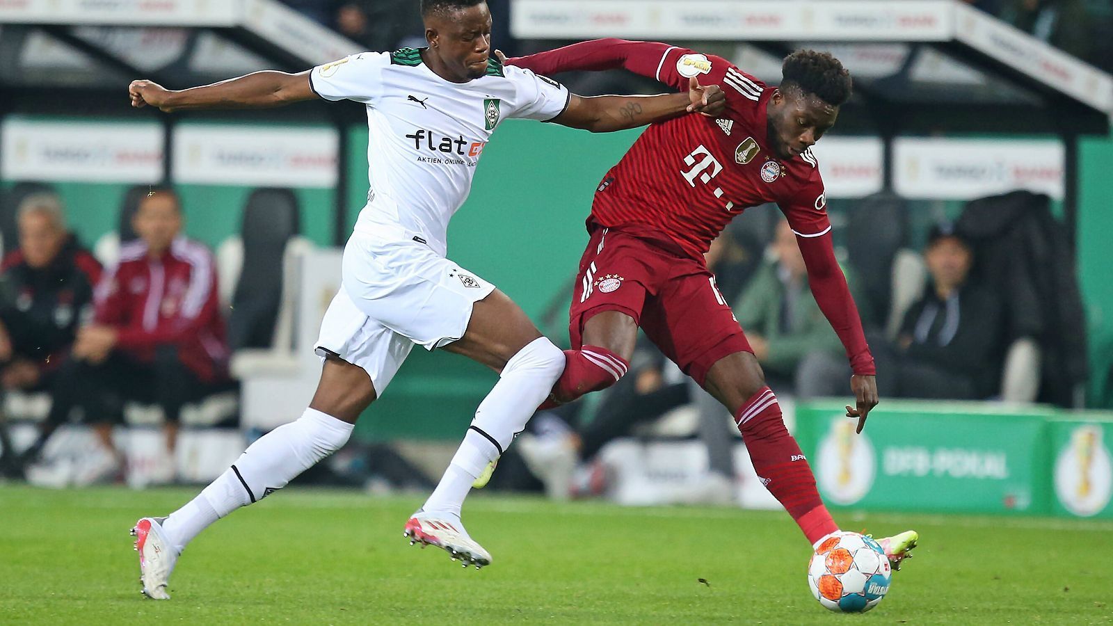 
                <strong>Alphonso Davies</strong><br>
                Leistet sich den folgenschweren Fehlpass im Aufbau vor dem 0:1 (2.). Hat Müh und Not, im Duell mit Gegenspieler Hofmann überhaupt Land zu sehen. Kann offensiv keine Impulse setzen. Nach 55. Minuten durch Coman ersetzt.ran-Note: 5
              