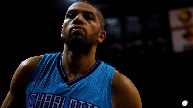 
                <strong>Frankreich: Nicolas Batum (Small Forward, Charlotte Hornets)</strong><br>
                Der Flügelspieler hat nicht den größten Namen, ist aber ein verlässlicher Scorer. Und er hat eines erreicht, was nur wenigen Spielern in der NBA gelang: ein Five-by-Five. Mindestens 5 Punkte, 5 Rebounds, 5 Assists, 5 Blocks und 5 Steals in einer Partie. Beim Gewinn des EM-Titels 2013 war er an der Seite von Parker wichtiger Bestandteil. In der NBA läuft er noch den großen Titeln hinterher. Bei den Portland Trail Blazers scheiterte er unter anderem bei Dirk Nowitzkis Titelgewinn mit den Mavericks an Dallas. Seit 2015 läuft er für den Michael Jordan Klub Charlotte Hornets auf.
              