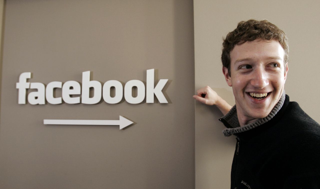 September 2006: Facebook, das sich zunächst an Student:innen richtete, wird für alle zugänglich - sofern sie älter als 13 Jahre sind.