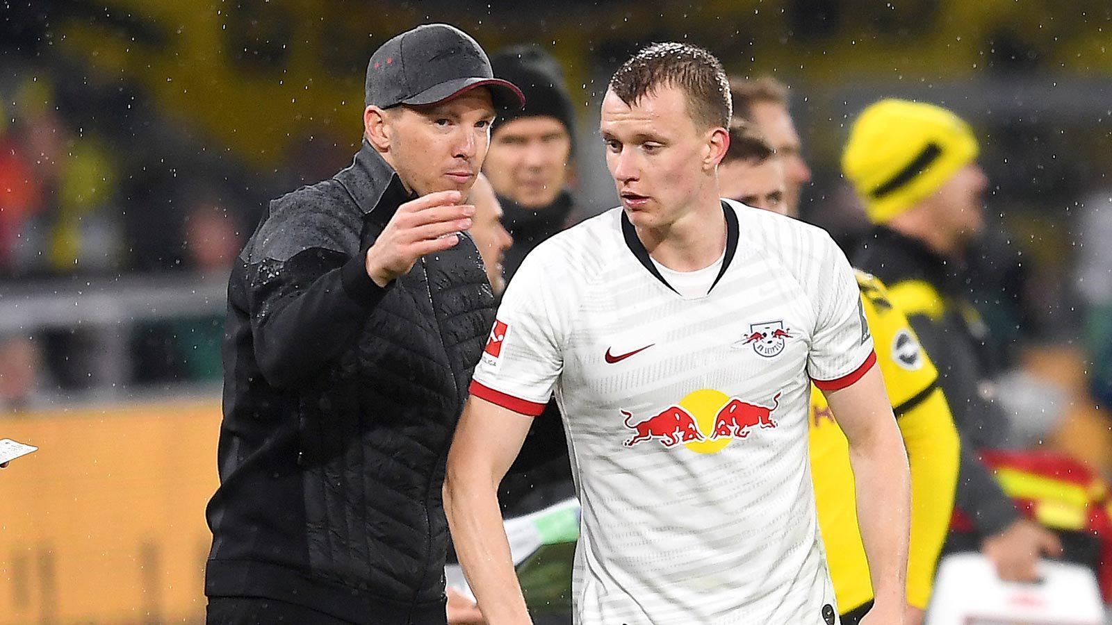 
                <strong>Lukas Klostermann (RB Leipzig)</strong><br>
                Hat gegen die Offensivpower der Dortmunder jede Menge zu tun. Lässt Sancho vor dem 0:2 unbedrängt in den Strafraum ziehen. Vor dem 3:2 für Dortmund lässt er Reus im Sechzehner ziehen und ungehindert zu Sancho passen. ran-Note: 4
              