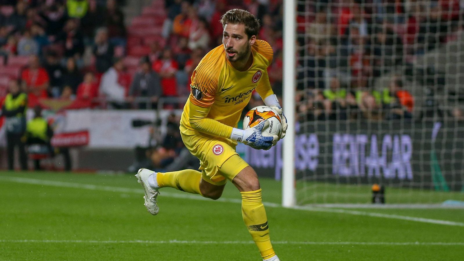 
                <strong>Tor: Kevin Trapp (Eintracht Frankfurt)</strong><br>
                Bei Paris St. Germain konnte er sich auf Dauer nicht durchsetzen. Warum eigentlich nicht? Im Kasten von Eintracht Frankfurt glänzt Kevin Trapp von Spieltag zu Spieltag und strahlt dabei ungemein viel Ruhe und Souveränität aus. Einen besseren Keeper als ihn gibt es in der Bundesliga in dieser Saison nicht. 
              