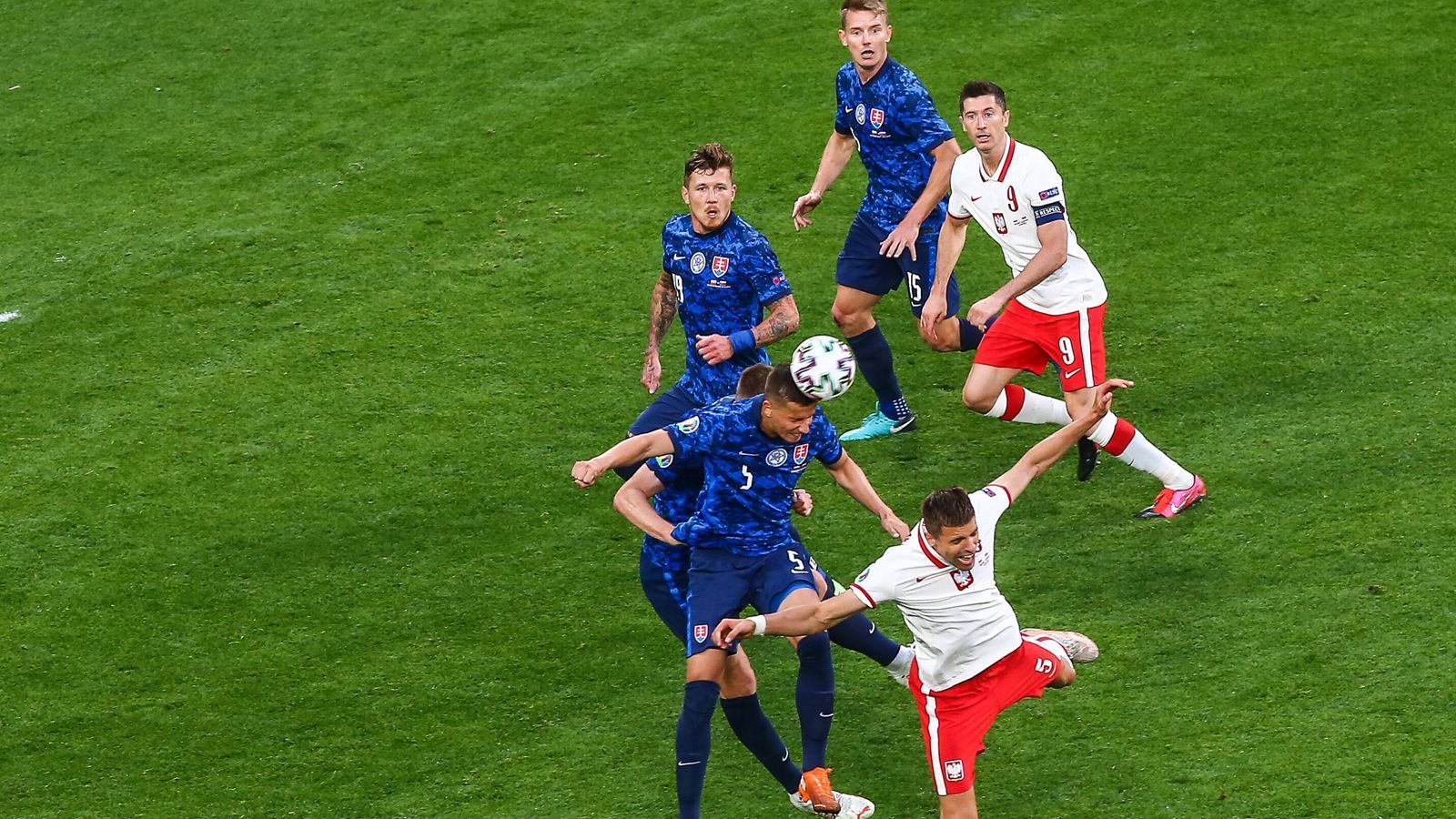 
                <strong>Wirkungsloser Weltfußballer</strong><br>
                Ein Weltfußballer ist nicht genug: Robert Lewandowski und die polnische Nationalmannschaft sind mit einer bitteren 1:2-Niederlage gegen die Slowakei in die EM gestartet.
              