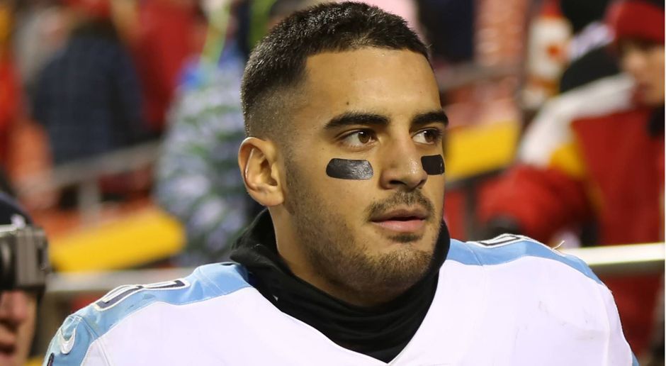 
                <strong>Top: Marcus Mariota (Heisman Trophy Winner 2014)</strong><br>
                Marcus Mariota wurde im Draft 2015 an Position 2 hinter Jameis Winston ausgewählt, der ebenfalls einmal mit der Heisman Trophy ausgezeichnet wurde. Mariota bekam auf Anhieb das Vertrauen geschenkt, als Starting-Quarterback beginnen zu können. Er war der erste NFL-Spieler, der bei seinem Debüt auf ein Quarterback-Rating von 158,3 kam. Er gilt als einer der vielversprechendsten Quarterbacks der NFL.
              