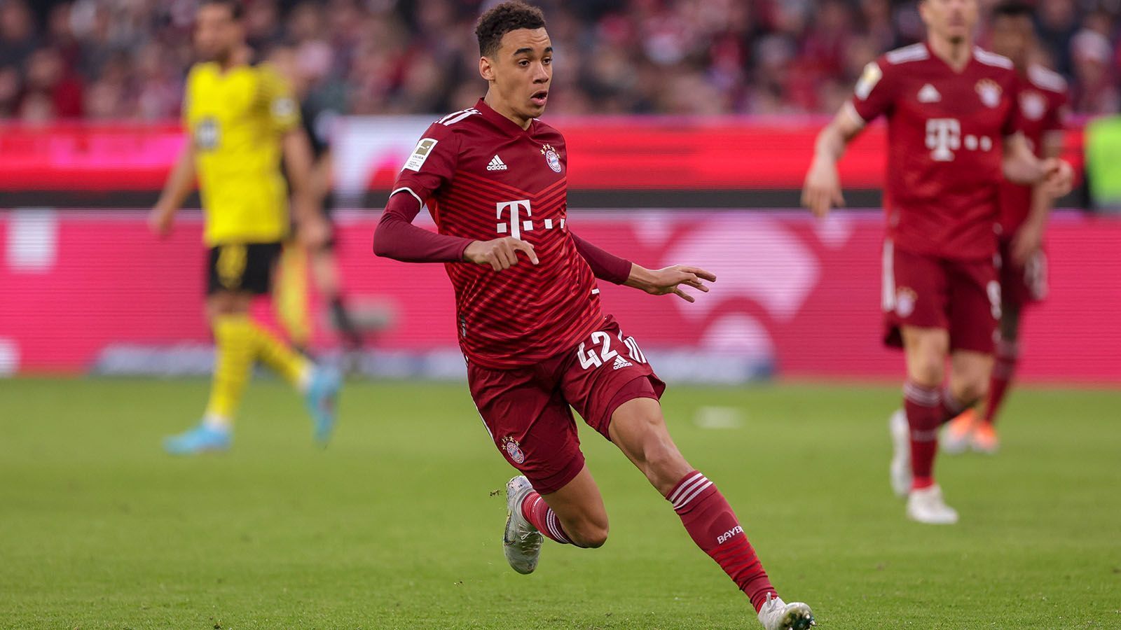 
                <strong>Jamal Musiala (38 Einsätze)</strong><br>
                Der 19-Jährige ist DER Senkrechtstarter der Saison bei den Bayern. Schon jetzt ist klar, dass Musiala die Zukunft in München gehört. Seine Technik und sein Tempo sind im Bayern-Kader einzigartig und bringen regelmäßig die Verantwortliche zum Schwärmen. Sein Potenzial scheint grenzenlos. ran-Note: 1
              