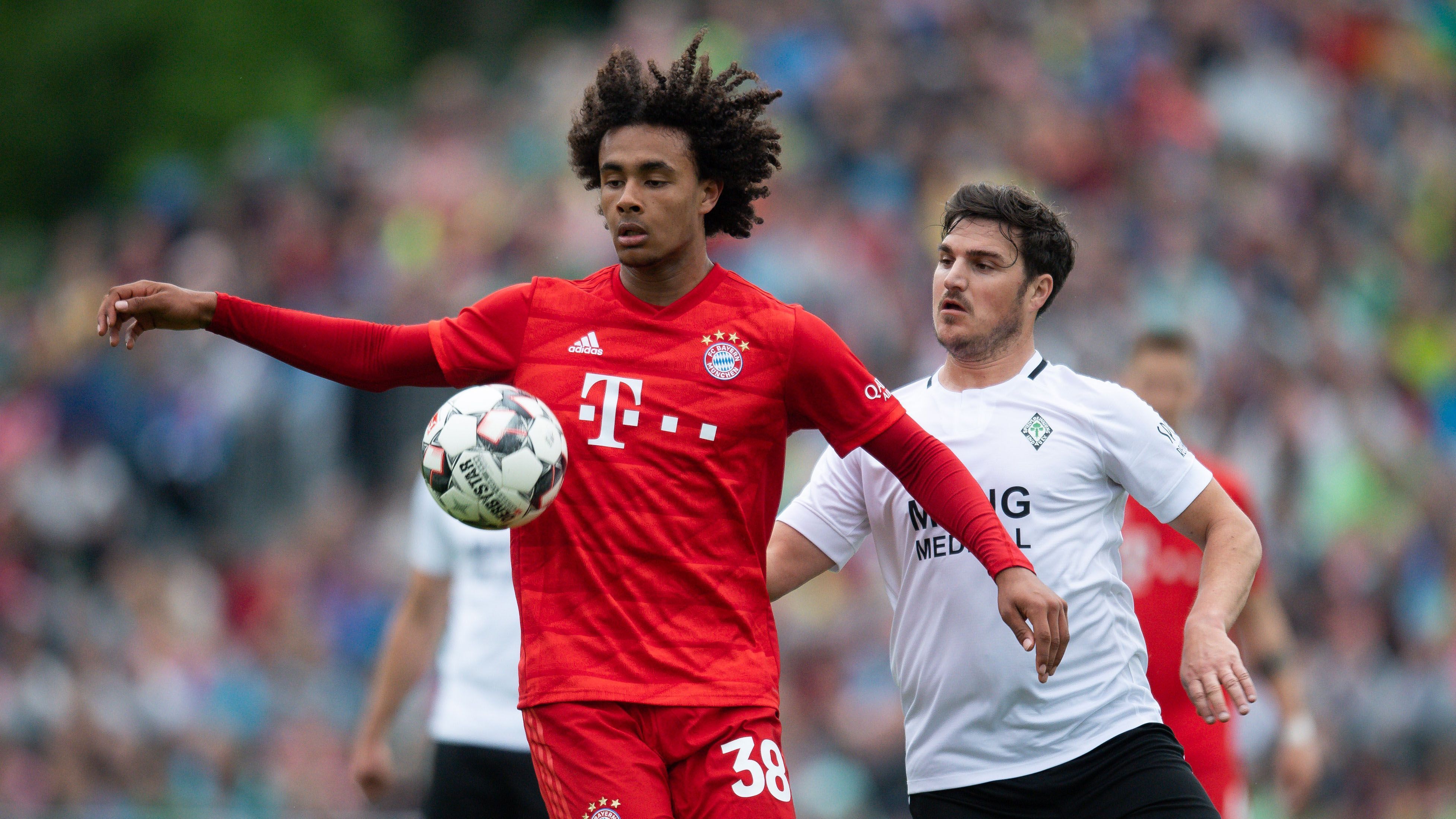 
                <strong>Joshua Zirkzee (18)</strong><br>
                …"eines der größten Talente unserer Akademie". Zirkzee spielt seit August 2017 für den FC Bayern, wechselte von der Jugend von Feyenoord Rotterdam für 150.000 Euro nach München. Seitdem läuft der Niederländer hauptsächlich für die zweite Mannschaft der Bayern auf, ist aber auch noch für die U19 spielberechtigt. Mit seinem vier Treffern in der UEFA Youth League ist Zirkzee mitverantwortlich für den ungefährdeten Einzug der Bayern ins Achtelfinale. Nette Anekdote: Im November 2019 befand sich Zirkzee bei der U19-Nationalmannschaft, als er von einer unbekannten Nummer angerufen wurde. Da er dachte, es ging um seine frisch bezogene Wohnung nahm er den Anruf nicht an. Am nächsten Morgen sah er eine Nachricht von Hansi Flick auf seinem Telefon. Der Bayern-Coach wollte ihn darüber informieren, dass er in zu den Profis hochziehen möchte.
              