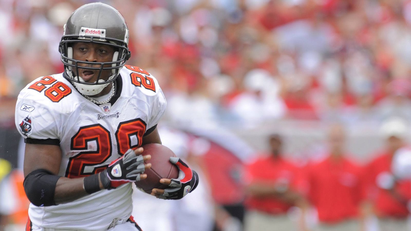 
                <strong>Der Unterstützer: Warrick Dunn</strong><br>
                Der ehemalige NFL-Profi und dreimalige Pro Bowler Warrick Dunn hatte großen Einfluss auf das Leben der Familie Watson. Über die Organisation "Habitat for Humanity", die sich für den Bau von Unterkünften für Benachteiligte einsetzt, bekam die Familie Watson ein Haus gestellt. Dunn übergab damals den Schlüssel. "Es fühlte sich toll an, ein eigenes Zimmer zu haben", erinnert sich Watson, der sich heute selbst für die Organisation einsetzt.
              