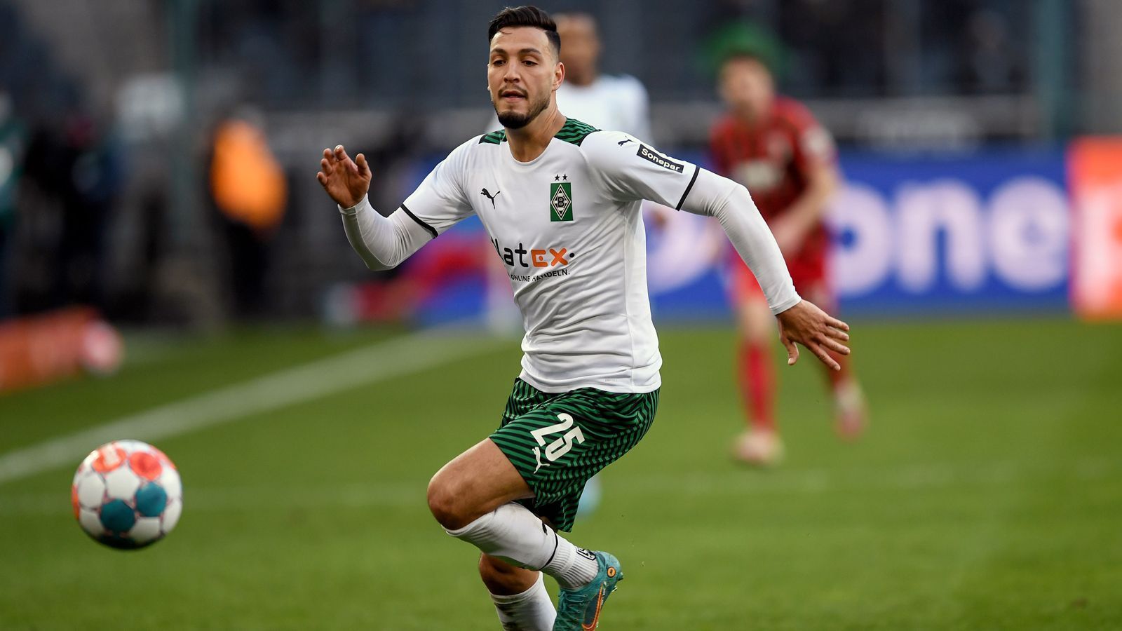 
                <strong>Ramy Bensebaini (Borussia Mönchengladbach)</strong><br>
                Der Gladbacher Linksverteidiger Ramy Bensebaini war auch in seiner dritten Bundesliga-Saison einer der auffälligsten Spieler seines Teams, entsprechend hat der Algerier wohl schon einige Klubs auf sich aufmerksam gemacht. Namentlich handelt es sich dabei Gerüchten zufolge um Manchester United, Juventus Turin und auch Borussia Dortmund. Bereits Anfang Mai 2022 wurde ein Bensebaini-Transfer nach Dortmund als fast schon fix vermeldet, eine Bestätigung gab es aber bis heute nicht.
              