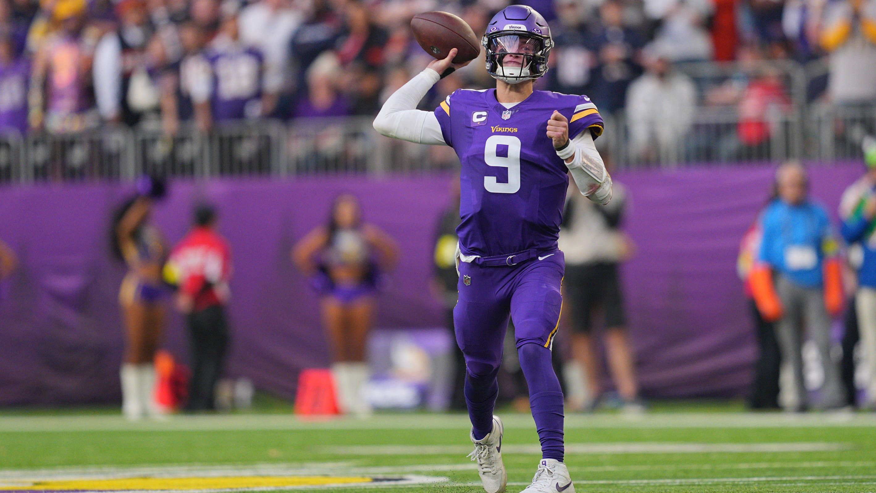 <strong>Minnesota Vikings<br></strong>• Starter: J.J. McCarthy (im Bild)<br>• Backup: Max Brosmer (Rookie)<br>• Verletzt: Carson Wentz