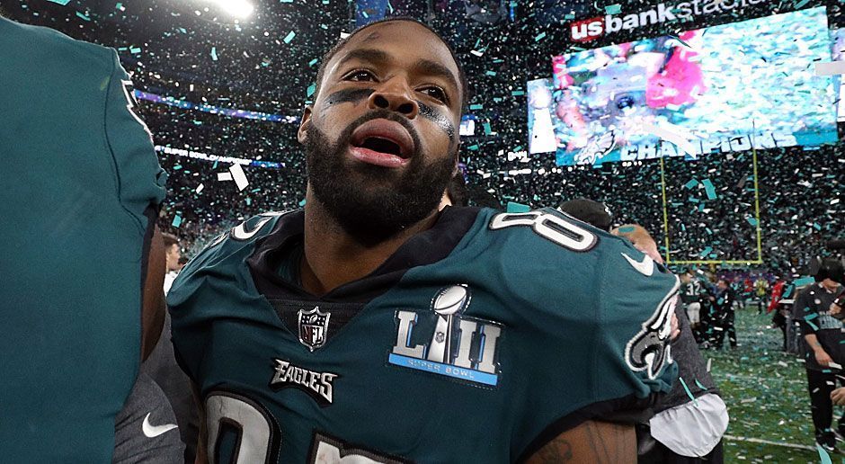 
                <strong>Torrey Smith (Wide Receiver)</strong><br>
                Der Passempfänger zweifelt an seinem Staatsoberhaupt. "Auch wir lesen Zeitung", sagte Smith bereits Ende Januar auf einer Pressekonferenz: "Wir erleben, wie Trump twittert und reden in der Kabine darüber, wie auch andere es an ihrem Arbeitsplatz machen." Auch Footballer würden sich um das Wohl von anderen Menschen scheren und wollten sich weiterbilden.
              