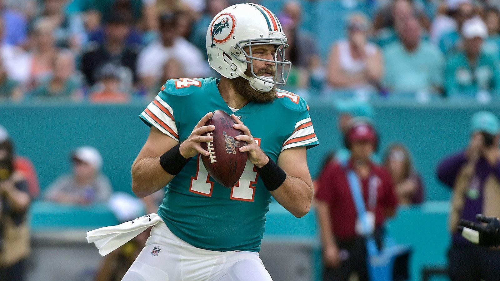 
                <strong>Passing Offense: Miami Dolphins</strong><br>
                Die Fans im Hard Rock Stadium erlebten am Sonntag ein fulminantes Spiel ihrer Dolphins-Offense. Neben dem wohl besten Trick-Spielzug der Saison von Punter Matt Haack bestachen beim überraschenden Sieg über die Philadelphia Eagles besonders Quarterback Ryan Fitzpatrick, Wide Receiver DeVante Parker und Tight End Mike Gesicki. Fitzpatrick warf drei Touchdowns für 365 Yards und brachte 27 von 39 Würfen an den Mann.Gesamtpunktzahl: 40
              